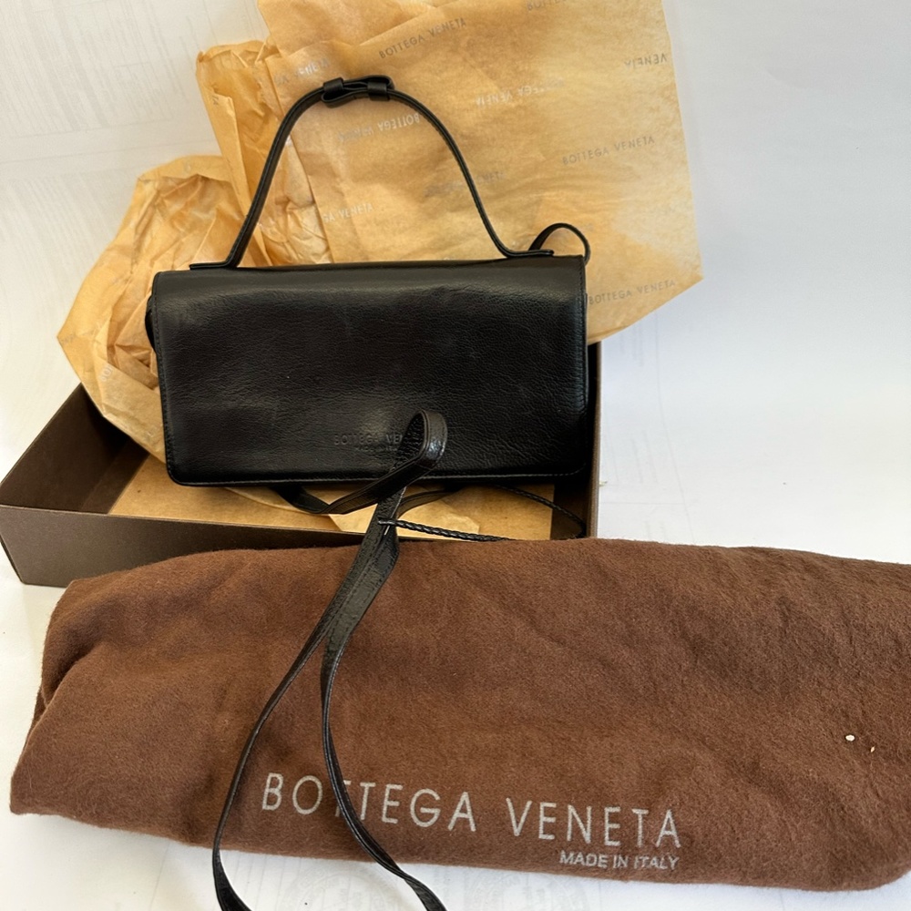 BOTTEGA VENETA Trio Clutch with adjustable strap and adjustable shoulder strap.